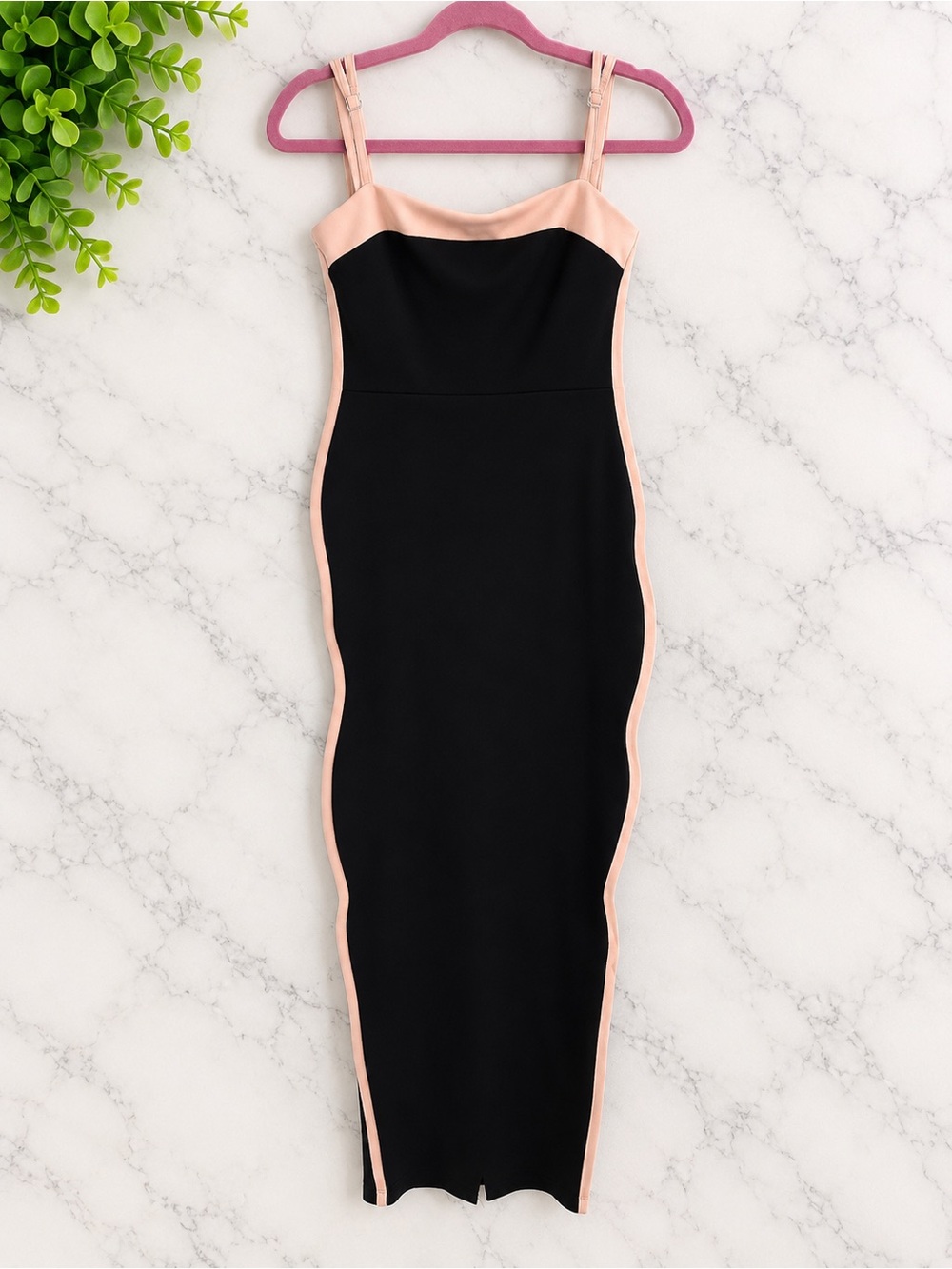 Selfie Leslie Black & Blush Colorblock Bodycon
Midi Dress Size L